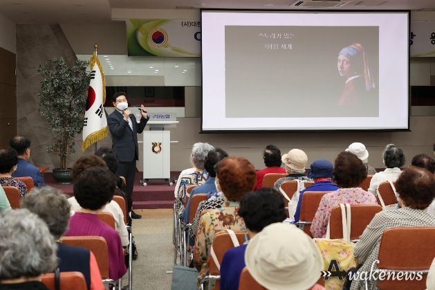 이상일 용인특레시장이 (사)대한노인회 기흥구지회 부설 충정노인대학 수강 어르신을 대상으로 그림과 문학 관련 특강을 했다.