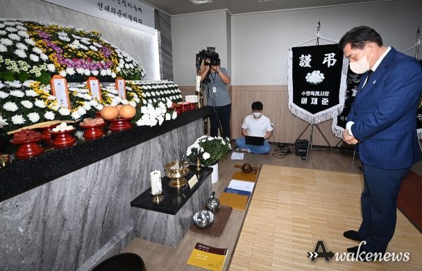 이재준 수원특례시장이 세 모녀를 추모하며 묵념하고 있다.