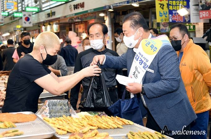 김경일 파주시장, 전통시장 찾아 상인들 만나