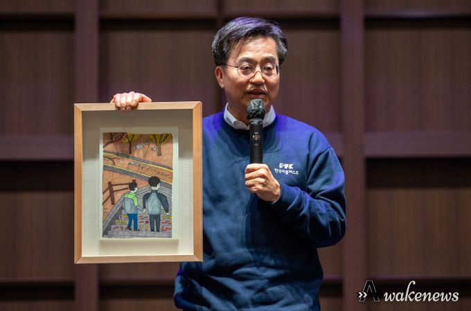 김동연 경기도지사가 20일 오후 경기도 수원 컨벤션센터에서 열린 제9회 한국피플퍼스트대회에 참가해 발달장애인 황진호 작가로부터 구입한