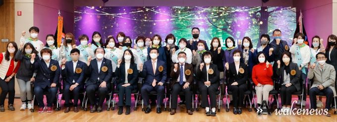 이상일 용인특례시장이 경기도 제11회 유아숲 교육대회 기념식에서 기념 촬영을 하고 있다.