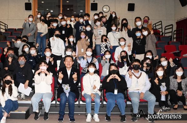 이재준 시장이 ‘영통 청개구리들의 이야기’ 참여 학생들과 함께하고 있다.