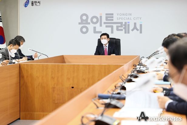 이상일 용인특례시장이 5일 간부공무원 회의를 주재하고 있다.