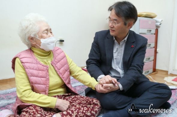 이동환 고양특례시장이 독거 어르신의 안부를 묻고 있다