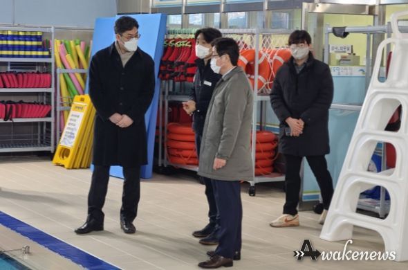 허승범 김포시 부시장이 19일 고촌읍을 방문, 고촌 도담수영장 등 읍내 주요시설을 중점으로 ‘현장행정’을 실시했다.