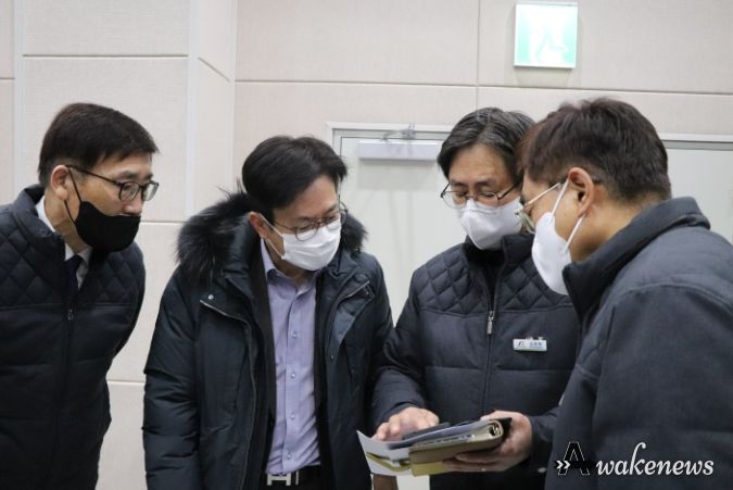 김병수 김포시장이 21일 폭설 대비 김포골드라인 차량기지 현장점검에 나선 모습이다.