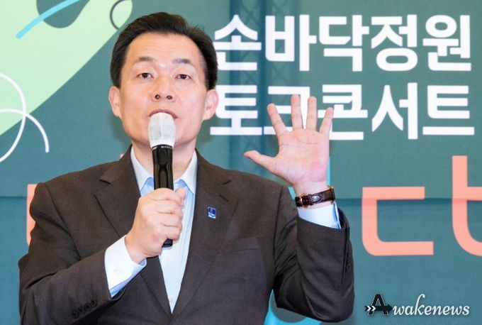 이재준 시장이 토크콘서트에서 이야기를 하고 있다.