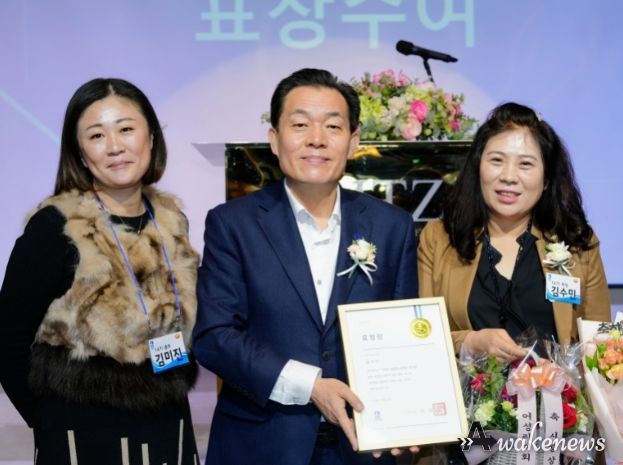 )이재준 수원시장(앞줄 왼쪽 7번째)과 수원시여성리더회 회원들이 함께하고 있다.
