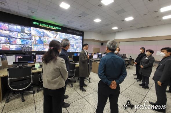 엄진섭 김포시 부시장이 도시안전정보센터를 방문해 직원들과 대화 나누며 CCTV 통합관제 모니터링의 중요성에 대해 말하고 있다.