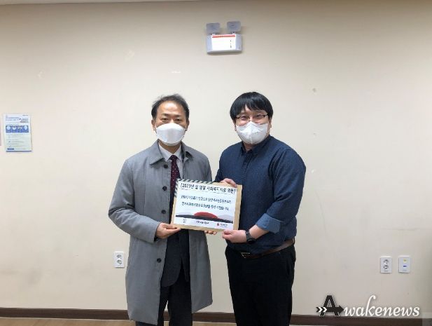 장영근 안양시부시장이 남자단기청소년쉼터를 방문해 위문물품을 전달했다.