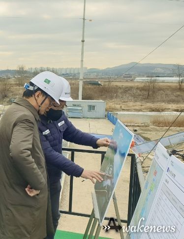 봉성 자연재해위험개선지구 정비사업 현장을 찾아 전반적인 상황을 살피고 있는 엄진섭 김포시 부시장