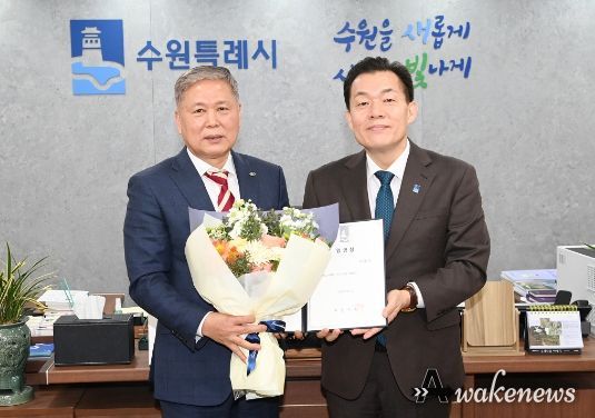 이재준 수원시장(오른쪽)과 이영인 이사장이 함께하고 있다.