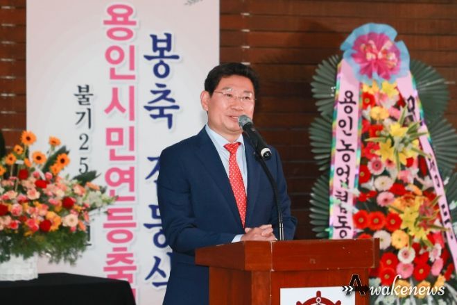 이상일 용인특례시장이 3일 부처님오신날 봉축 점등식에서 축사를 하고 있다