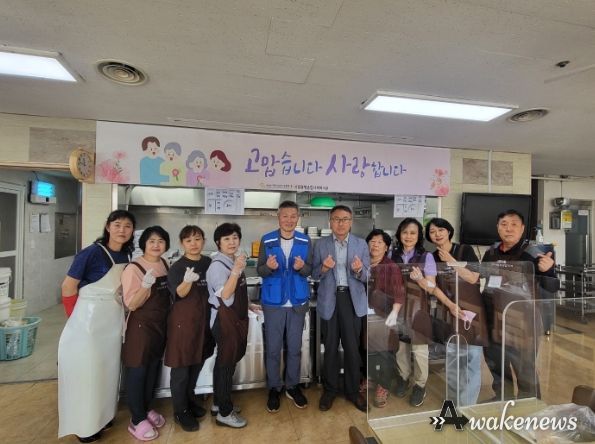 광명시 광명3동 지역사회보장협의체는 지난 17일 시립광명종합사회복지관 ‘제55회 은빛잔치한마당’에 식사 봉사활동에 참여했다.