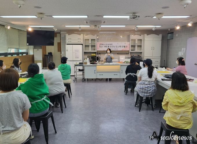 ‘우리가족 봄 피크닉 도시락 만들기’라는 주제로 영양 플러스 요리교실 특강 진행 모습