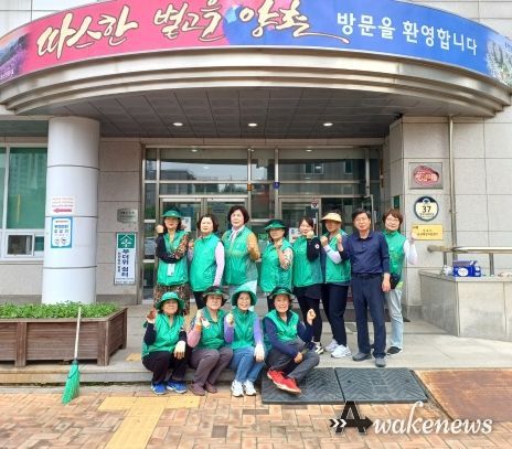 양촌읍 새마을부녀회는 8일 청사주변과 도로변 등에 여름을 대표하는 꽃 3,00여 본을 식재했다.