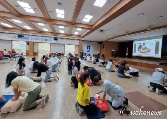 국공립어린이집 보육교직원들이 심폐소생술 교육을 받고 있다.