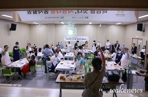 광명시의회 시의원과 이용인의 단체사진