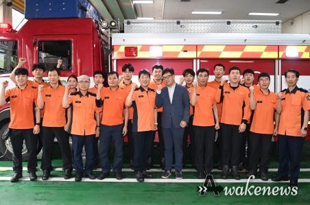 김현수 제1부시장이 수원소방서 소방공무원들과 함께하고 있다.