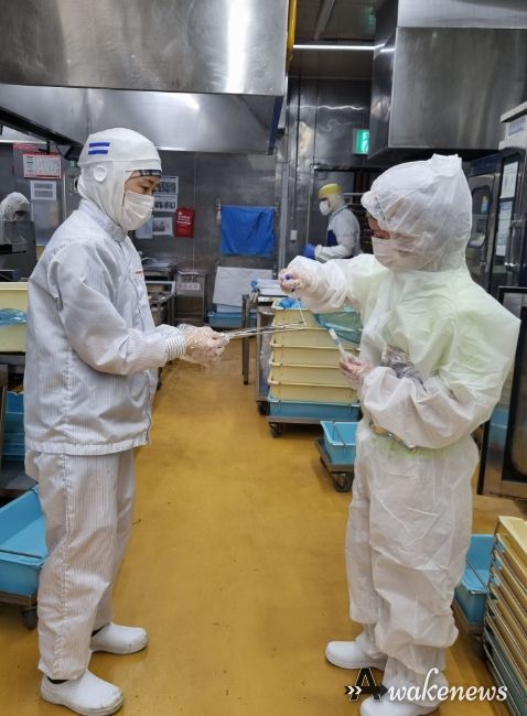 용인특례시 관계자가 도시락 제조업소에서 하절기 식중독 예방을 위한 특별 점검을 하고 있다