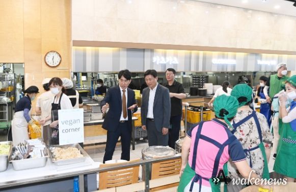 조용익 부천시장이 잼버리 대원들이 모인 관내 교육기관 기숙사 식당을 찾아 현장 곳곳을 둘러보고 있다.