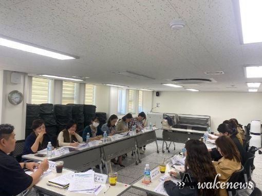 지난 18일 열린 ‘안전한 학교급식 발전방향 모색’을 위한 영양(교)사 TF회의. 이날 참가자들은 학교급식 식재료 안전성 검사에 관해 진지하게 논의했다.