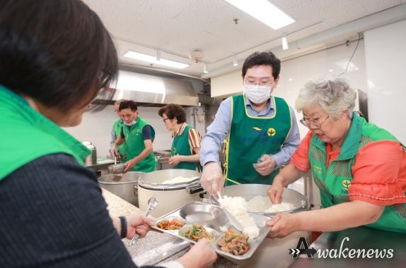 이상일 용인특례시장이 31일 용인 새마을회관 무료급식소를 찾아 급식 봉사를 하고 있다