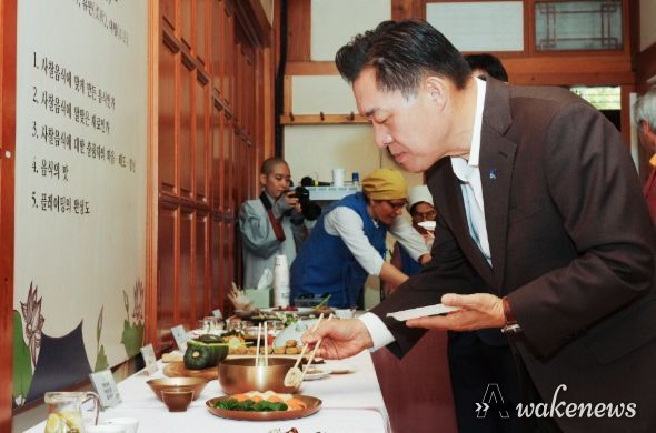이재준 수원시장이 봉녕사 사찰음식대향연에 함께하고 있다.