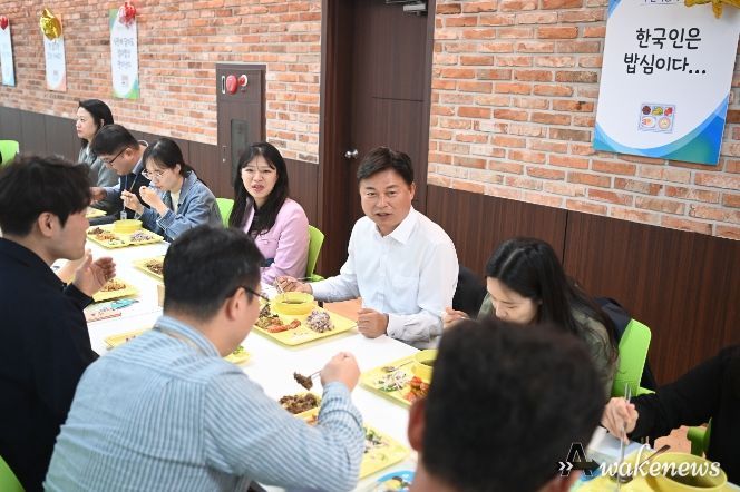 조용익 부천시장은 직원과 함께 식사하며 애로사항을 경청하고 힘을 북돋는 소통의 시간을 가졌다