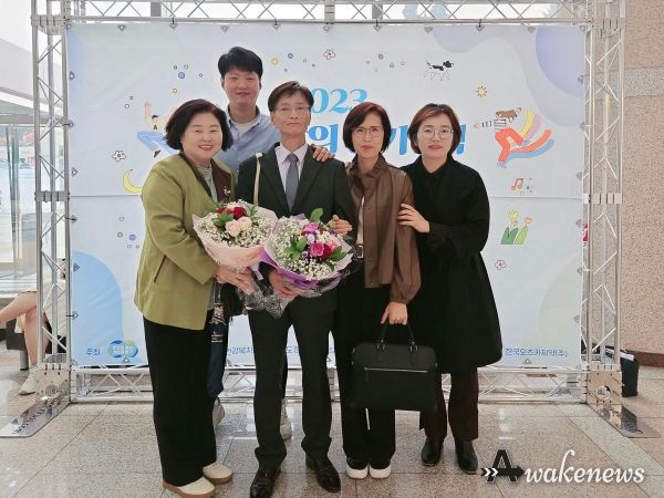 경기도지사 표창을 수상한 이규면씨(가운데).