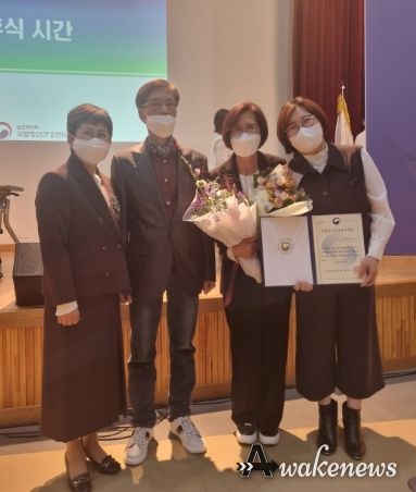 국립정신건강센터장상을 수상한 김선애씨(우측에서 2번째).