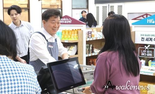 박승원 광명시장은 지난 25일 저녁 철산동 소비자생활협동조합 매장에서 일일 직원 체험에 나섰다.