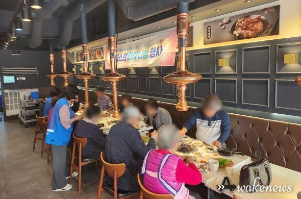 광명시 광명3동 취약계층 어르신에게 식사를 후원하고 있는 명륜진사갈비 광명사거리점에서 지난 10월 31일 저소득 어르신 10명에게 점심 식사를 대접했다