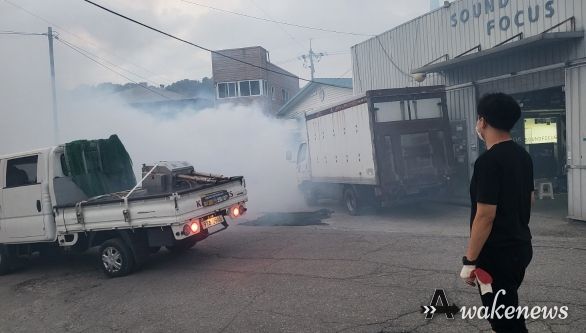 광명시 광명7동 자율방재단은 지난 10월 31일 최근 확산되고 있는 럼피스킨병에 대비해 소 사육 농가에 대한 방역 활동을 펼쳤다.