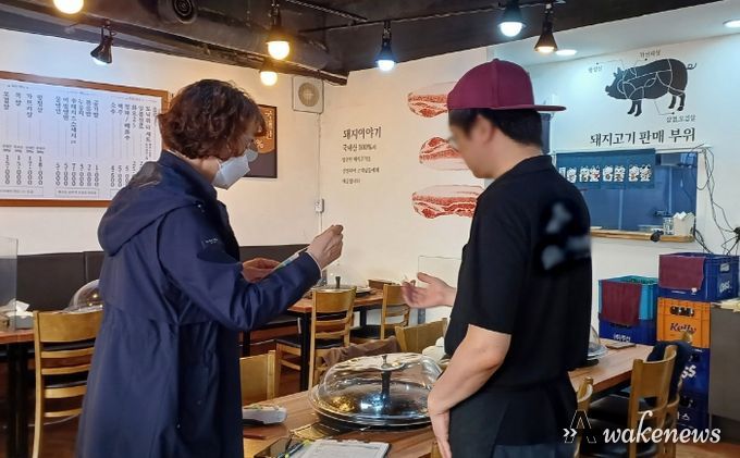 수원화성 일대 일반음식점에서 위생교육 방문 컨설팅을 진행하고 있다