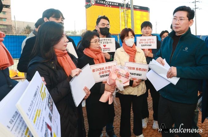 이상일 용인특례시장이 내년 4월 입주가 예정된 기흥구 마북동 'e편한세상 플랫폼시티' 현장을 방문해 입주 예정자의 목소리를 듣고 있다.