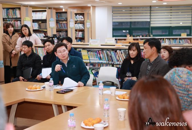 이상일 용인특례시장이 지난 14일 용천초등학교를 방문해 학부모와 지역주민과의 간담회를 열고 학교시설 개방과 교육 환경 개선 등에 대해 의견을 나누고 있다.