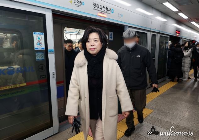 신계용 과천시장, 추가 증차된 4호선 지하철 타고 2024년 첫 출근