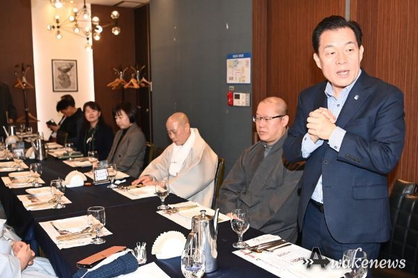 이재준 수원시장이 간담회에서 발언하고 있다.