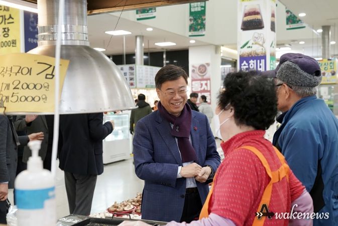 설 앞두고 관내 전통시장을 방문하고 있는 신상진 성남시장