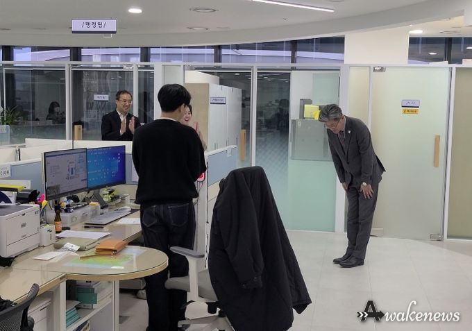 정순욱 광명시 부시장은 지난 2월 5일부터 13일까지 18개 동 행정복지센터를 차례로 방문하며 동 직원들을 격려하고 지역 현안에 직접 귀기울였다.