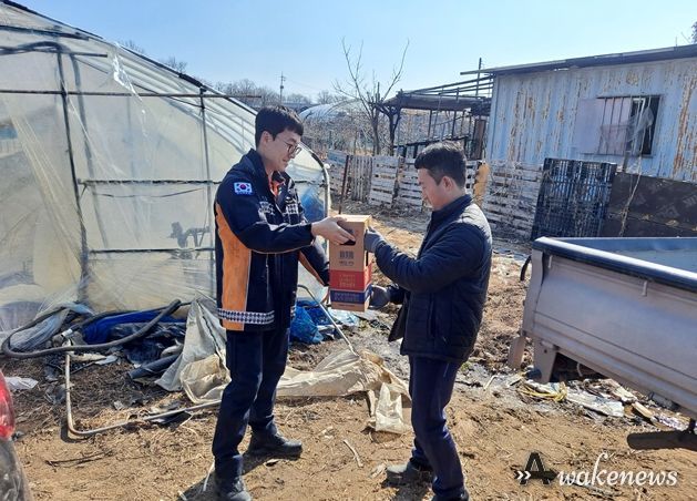 광명소방서, 화재 진압한 주민에게 소화기 전달