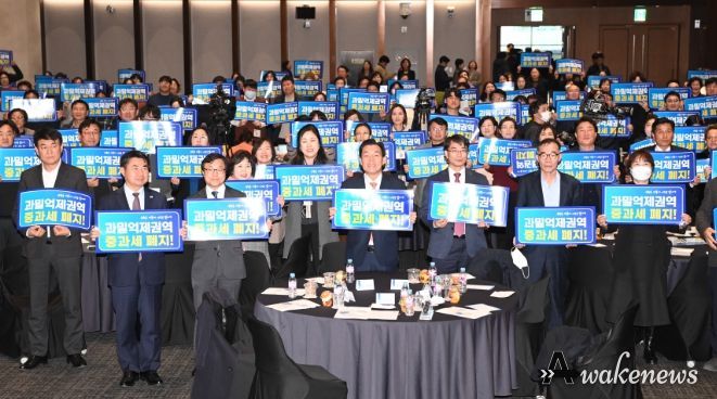 이재준 시장(가운데)이 ‘과밀억제권역 취득세 중과 폐지를 위한 규제개혁 대시민토론회’에서 참석자들과 함께하고 있다.