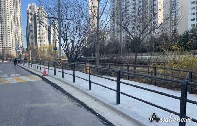 안양시는 인덕원초교 앞 학의천변 보도폭을 확장하고 빗물받이 등을 정비했다