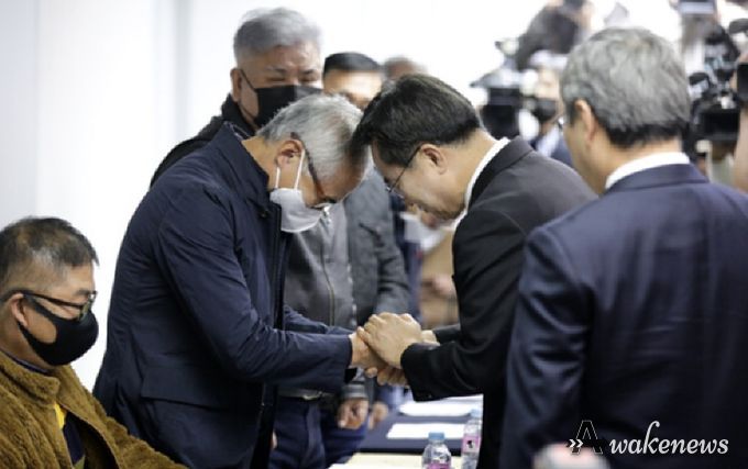 김동연 도지사가 선감학원 피해자들을 위로하는 마음을 전하는 악수를 하고 있다.