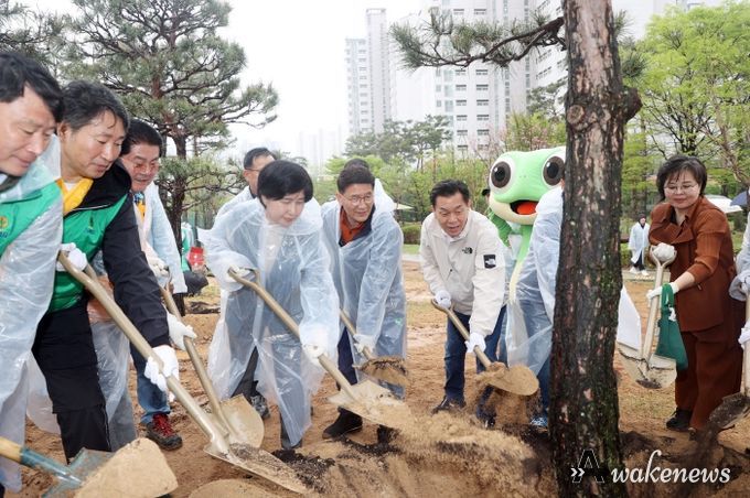 수원특례시의회, 제79회 식목일 기념 나무심기 동참