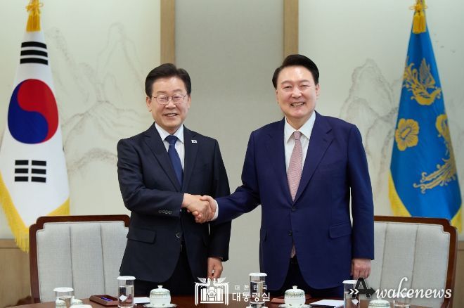 4월 29일 윤석열 대통령은 용산 대통령실에서 이재명 민주당 대표와 회담을 가졌다.