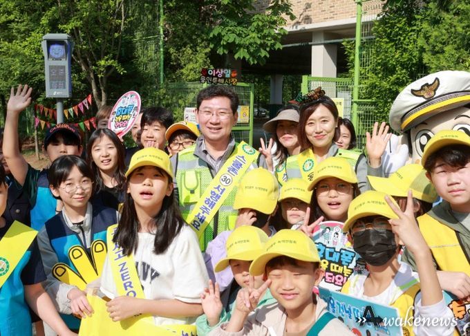 이상일 용인특례시장이 9일 용인백현초등학교 앞에서 등굣길 안전지킴이로 깜짝 등장했다.