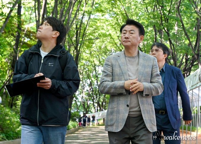 김동근 시장이 5월 16일 전국 최초의 순환형 무장애 산책로인 ‘안산 자락길’을 견학하고 있다.