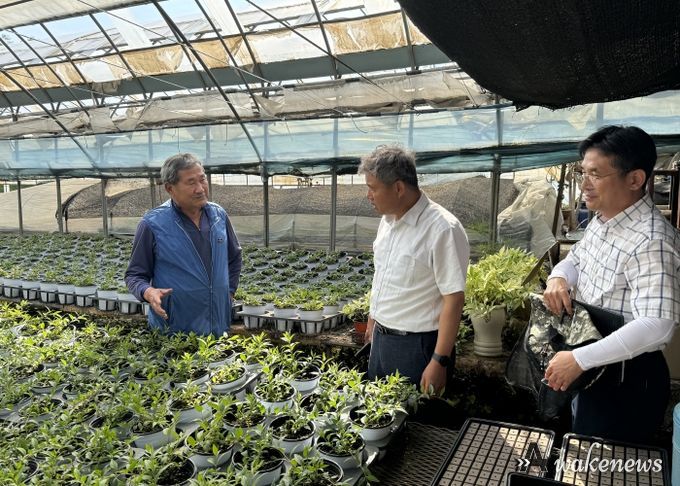 이진관 소장이 화훼농가를 방문해 애로사항을 청취하고 있다.